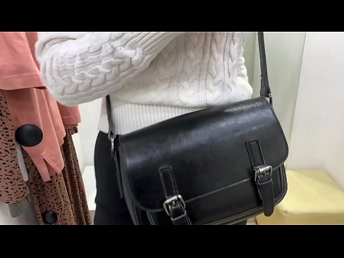 ❤️ 試着室でディルドを使った若い雌犬フェラルベリーの公開オナニー ポルノ ❌️