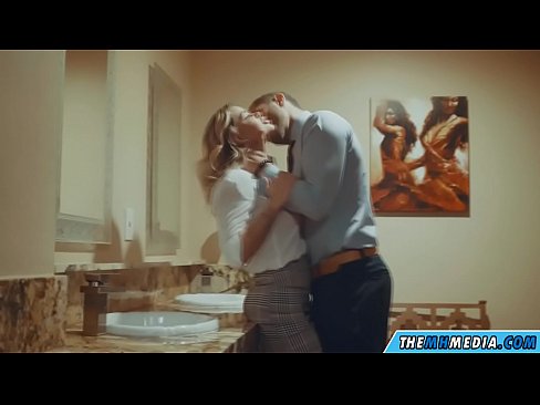 ❤️ 公衆トイレで巨乳金髪美女に誘惑されたら ポルノ ❌️